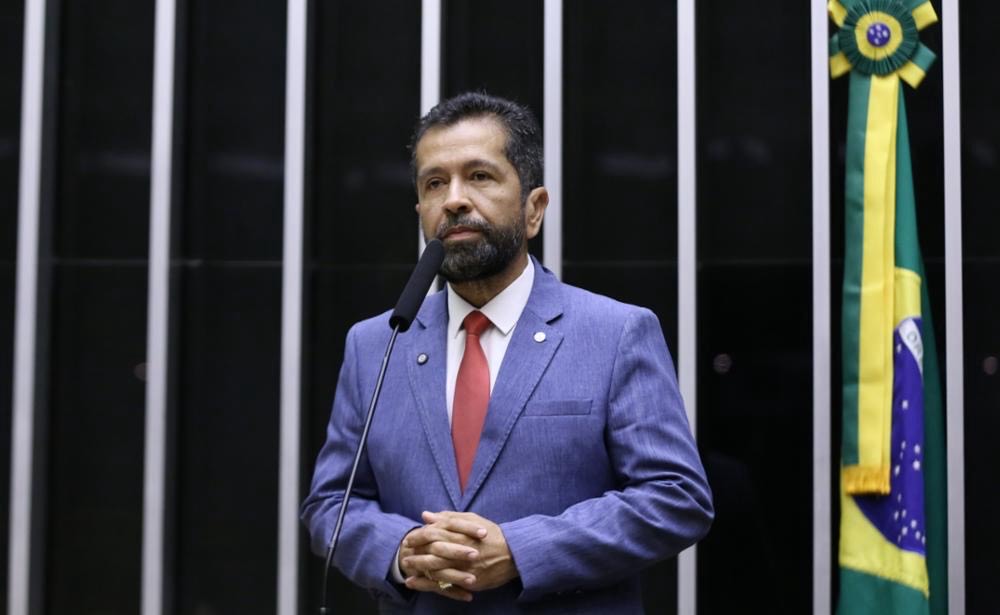 Henderson Pinto propõe isenção de imposto de renda para mulheres com câncer de mama